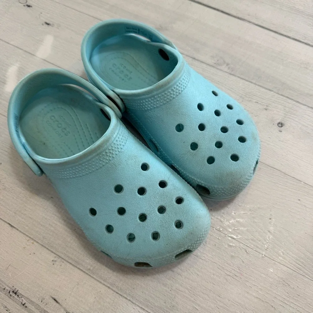 Crocs classic slip on clogs light blue child size 12